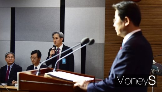 [머니S포토] 미군기지 이전 질문에 답하는 정용욱 부단장
