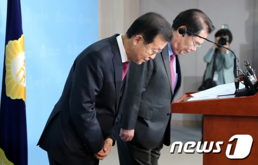 원혜영-백재현 더불어민주당 의원(왼쪽부터)이 11일 국회 정론관에서 21대 총선 불출마 선언 기자회견을 가지며 인사하고 있다. /사진=뉴스1