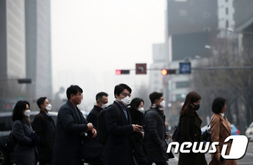 미세먼지로 하늘이 뿌옇게 변한 11일 시민들이 마스크를 쓴 채 서울 광화문 인근 도로를 지나고 있다. /사진=뉴스1
