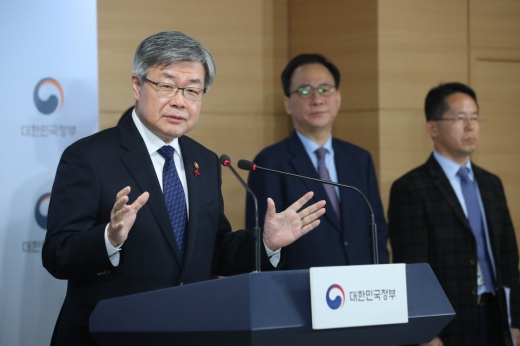  이재갑 고용노동부 장관이 11일 서울 종로구 정부서울청사에서 중소기업에 대해 주52시간제 계도기간 최대 1년6개월 부여 등 52시간제 시행 보완 대책을 발표한 후 취재진의 질문에 답변하고 있다. / 사진=뉴시스 전신 기자