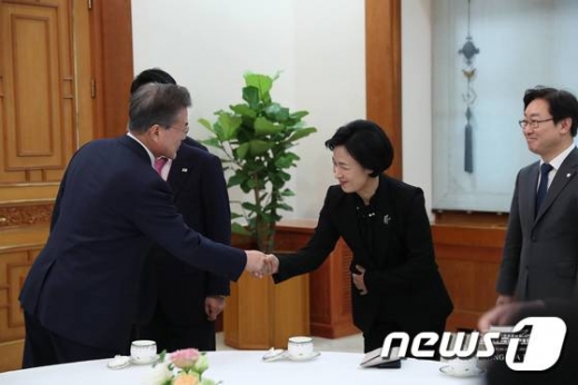 문재인 대통령이 지난 2018년 3월7일 청와대 본관 충무전실에서 '여야 5당 대표와의 오찬 회동'에 앞서 추미애 당시 더불어민주당 대표와 악수하고 있다. /사진=뉴스1