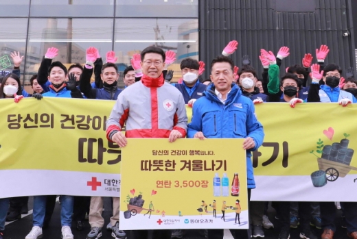 지난 11일 동아오츠카 임직원들이 사랑의 이온데이 연탄나눔 봉사를 진행하기에 앞서 기념사진을 촬영하고 있다. /사진=동아오츠카