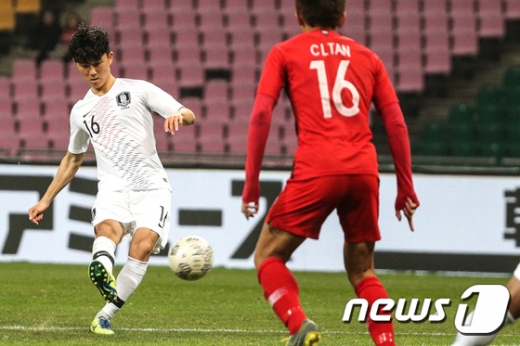 11일 오후 부산 연제구 아시아드주경기장에서 열린 2019 동아시아축구연맹 동아시안컵(EAFF E-1) 챔피언십 대회 대한민국과 홍콩의 경기 전반전 황인범이 프리킥으로 득점에 성공하고 있다. /사진=뉴스1