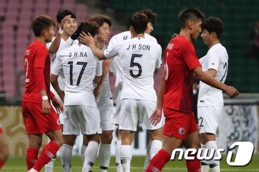 11일 오후 부산 연제구 아시아드주경기장에서 열린 2019 동아시아축구연맹 동아시안컵(EAFF E-1) 챔피언십 대회 대한민국과 홍콩의 경기 후반전 나상호의 쐐기골에 선수들이 기뻐하고 있다. /사진=뉴스1