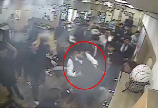 곰탕집 성추행 사건 CCTV 영상. /사진=유튜브 캡처     