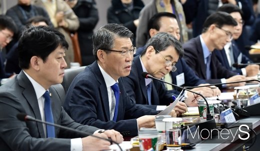 은성수 위원장이 12일 정부서울청사 금융위 대회의실에서 열린 '시중·지방은행장 간담회'에서 발언하고 있다./사진=임한별 기자