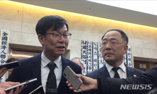 김상조 청와대 정책실장(왼쪽)과 홍남기 부총리 겸 기획재정부장관이 지난 11일 저녁 경기 수원시 아주대학교병원 장례식장에 마련된 고 김우중 전 대우그룹 회장의 빈소를 찾아 취재진의 질의에 답하고 있다. /사진=뉴시스