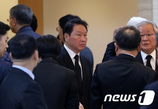 최태원 SK 대표이사 회장이 지난 11일 경기 수원시 아주대병원 장례식장에 마련된 고 김우중 전 대우그룹 회장의 빈소를 찾아 조문을 마친 뒤 나서고 있다. /사진=뉴스1