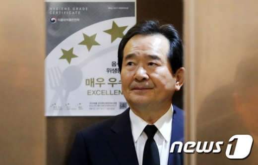 정세균 전 국회의장이 지난 11일 경기 수원시 아주대병원 장례식장에 마련된 고 김우중 전 대우그룹 회장의 빈소를 찾아 조문을 마친 뒤 병원을 나서고 있다. /사진=뉴스1
