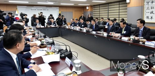 [머니S포토] 금융위, 시중은행장들과 머리 맞대