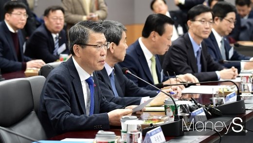 [머니S포토] 은성수 금융위원장, 생산적 금융 강조