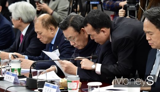 [머니S포토] 자료 살피는 김태영 은행연합회장
