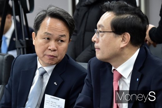 [머니S포토] 의견 나누는 진옥동-손태승 행장