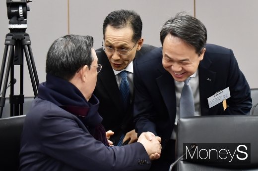 [머니S포토] 김태영 은행연합회장과 인사 나누는 은행장들