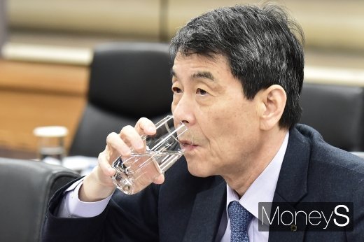 [머니S포토] 금융위원회와 시중은행장 간담회 참석한 이동걸 산은 회장