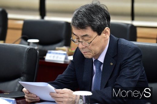 [머니S포토] 자료 살피는 이동걸 KDB 산은 회장