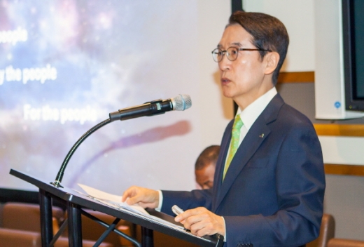 신창재 교보생명 회장이 지난해 5월 미국 뉴욕 유엔(UN) 본부에서 열린 세계중소기업학회(ICSB) 포럼에서 기조연설을 하고 있다./사진=교보생명
