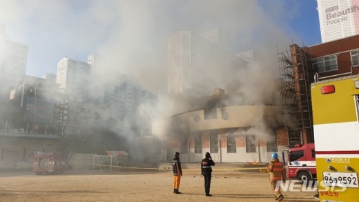 12일 오전 경북 안동 강남초등학교에서 불이 나 소방당국이 진화작업을 벌이고 있는 모습. /사진=뉴시스   