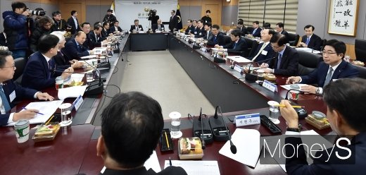 은성수 금융위원장은 12일 정부서울청사 금융위원회에서 은행연합회장 및 은행장들이 참석한 가운데 은행장 간담회를 진행했다. /사진=임한별 기자