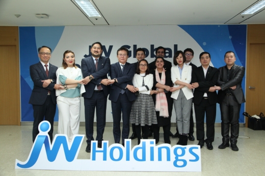 JW홀딩스는 지난 5일, 서초구 본사에서 중국, 인도, 베트남, 카자흐스탄 등 각국 주요 협력사를 초청, 현지 업계 현황과 실적 등을 공유하는 'JW 글로벌 파트너스 데이'를 개최했다. 한성권 JW홀딩스 대표(왼쪽에서 네 번째), 이성열 JW중외제약 대표(왼쪽 첫 번째)를 비롯해 글로벌 협력사 대표자들이 함께 기념촬영을 하고 있다./사진=JW그룹