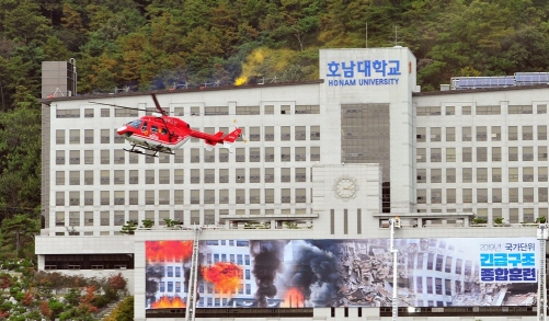 ▲소방청과 광주광역시 공동주관으로 지난 10월 25일 광주 광산구 호남대학교와 황룡강 일원에서 '2019 국가단위 긴급구조종합훈련'을 진행했다./사진제공=호남대학교 