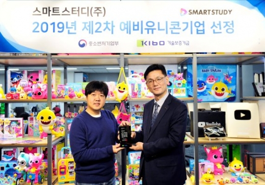스마트스터디가 예비유니콘 기업으로 선정됐다. 김민석 스마트스터디 대표(왼쪽)와 김영춘 기술보증기금 이사가 기념촬영을 하고 있다. /사진=기술보증기금