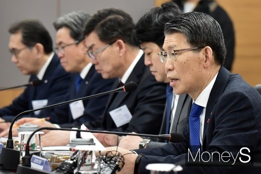 은성수 금융위원장이 12일 오전 서울 종로구 정부서울청사 금융위원회 대회의실에서 열린 'DLF 사태 관련 시중은행장 간담회'에 참석해 모두발언을 하고 있다./사진=임한별 기자