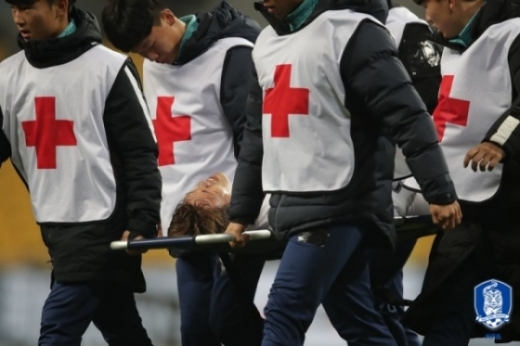 들것에 실려 그라운드를 떠나는 김승대. /사진=대한축구협회 제공