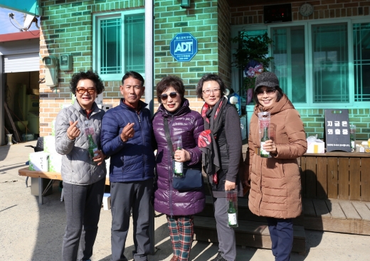 가수 송가인 부친 조연환씨(왼쪽 2번째)가 방문객들에게 잎새주를 나눠주며 홍보대사 역할을 톡톡히 하고 있다/사진=보해양조 제공. 