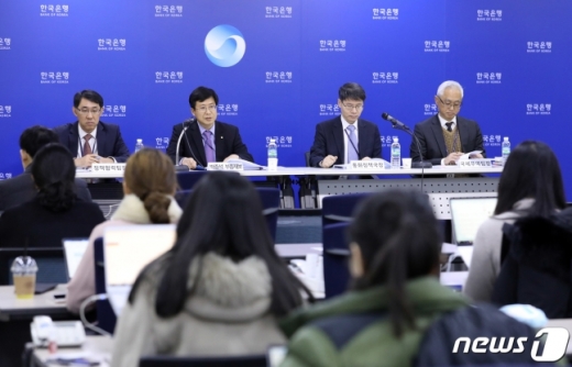 박종석 한국은행 부총재보가 12일 오전 서울 중구 한국은행에서 통화신용정책보고서를 설명하고 있다./사진=뉴스1DB