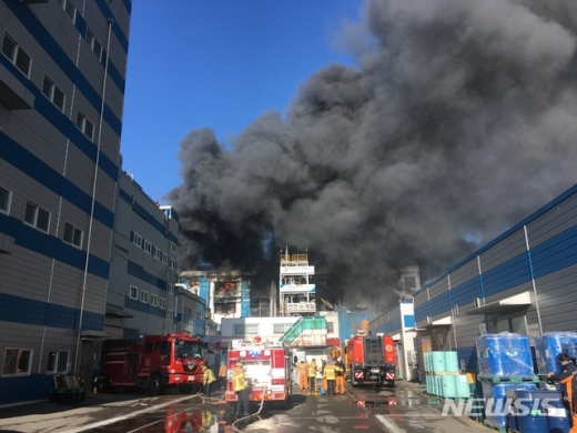 12일 낮 12시7분쯤 인천시 서구 석남동의 한 공장에서 불이 났다. /사진=뉴시스