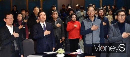 [머니S포토] 국민의례하는 박원순-김주영-이용득