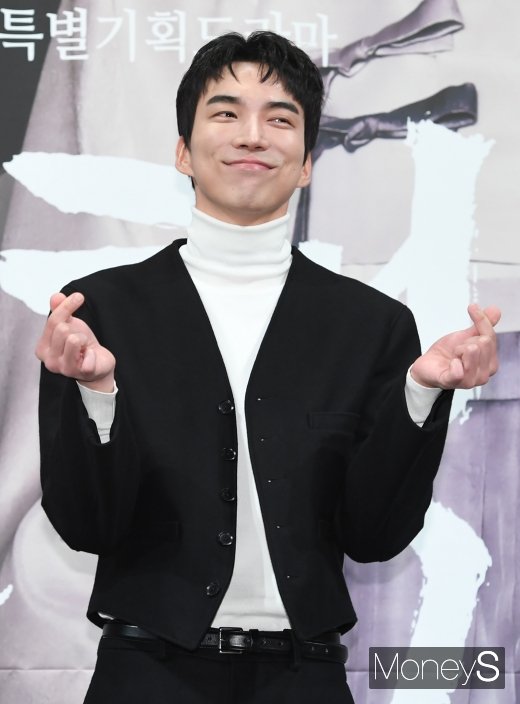 [머니S포토] 도상우 '익살스러운 하트 발사'