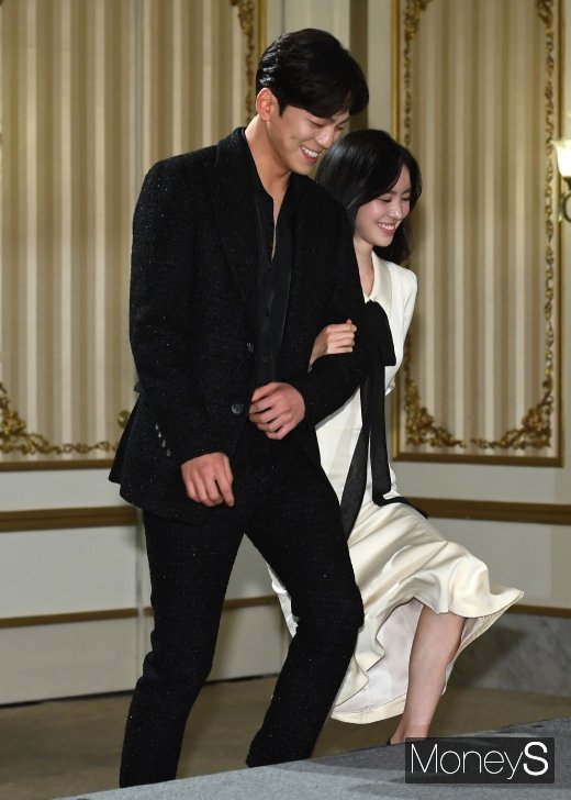 [머니S포토] 김민규·진세연 '다정하게 팔짱끼고'