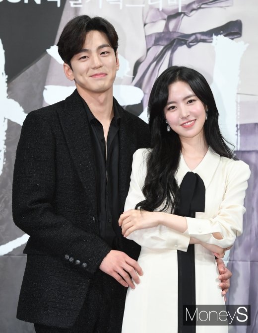 [머니S포토] 김민규·진세연 '부끄러운 백허그'