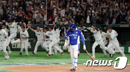 지난 11월16일 열린 2019 WBSC 프리미어12 한국과 일본의 결승전에서 9회초 2사 주자없는 상황에 한국 마지막 타자 양의지(파란색 유니폼)가 아웃되자 일본 선수들이 기뻐하며 운동장으로 뛰어나오고 있다. /사진=뉴스1