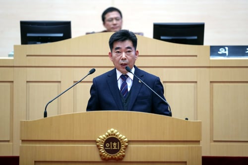 전라남도의회 유성수 의원(더불어민주당, 장성1)이 대표발의 한 '전남도교육청 지진재해 예방 및 대책에 관한 조례'가 12일 본회의를 통과했다.도의회 본회의에서 발언하고 있는 유성수 의원 /사진제공=전남도의회