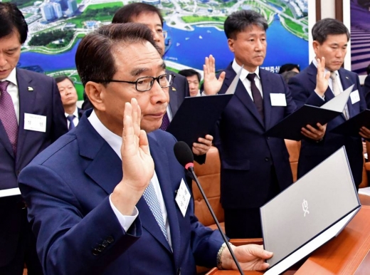 이강래 한국도로공사 사장이 지난 10월10일 국회 국토교통위원회 국정감사에서 증인 선서하고 있다. / 사진=머니투데이 홍봉진 기자