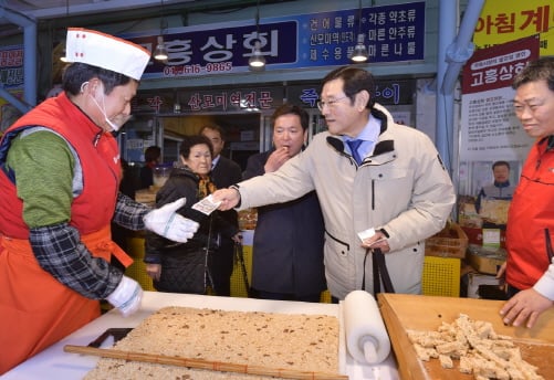 ▲이용섭 광주광역시장이 12일 오후 남구 주월동 무등시장을 방문해 전통시장 화재예방 종합대책을 점검한 뒤 시장상인들을 격려하고 쌀강정을 구매하고 있다./사진=광주광역시