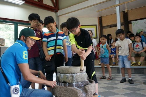 ▲광주 콩종합센터 두부만들기 체험 맷돌/사진=남구청