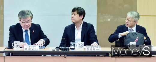 [머니S포토] 4차 산업혁명위 14차 회의서 만난 장관들