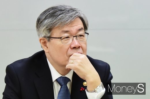 [머니S포토] 4차산업위 회의 참석한 이재갑 장관