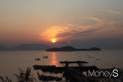 금당 가학리에서 바라본 낙조. 고금도 산허리로 떨어지는 해가 하늘과 바다를 온통 붉은 빛으로 물들이고 있다./사진=홍기철기자