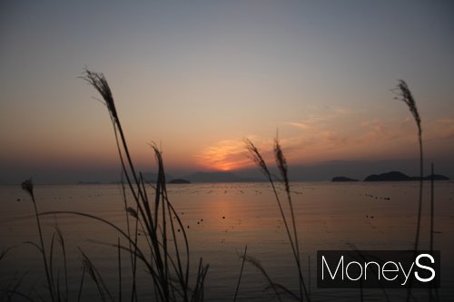 금당도의 낙조 /하늘과 바다가 붉은 노을로 물들고 있다. /사진=홍기철기자