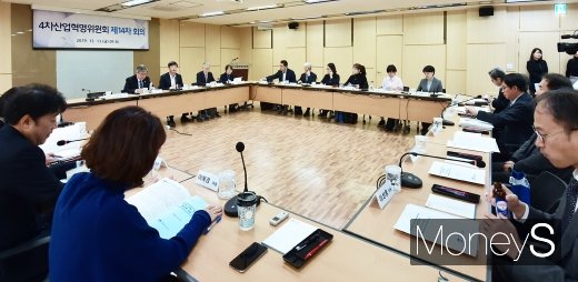[머니S포토] 4차위, '개인주도형 의료데이터 이용 활성화 전략' 심의·의결