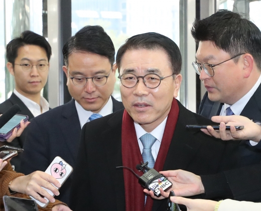 조용병 현 신한금융지주 회장이 13일 오전 서울 중국 신한금융지주회사에서 열리는 신한금융지주 차기회장 선임을 위한 회장후보추천위원회(회추위) 면접을 위해 들어오고 있다./사진=뉴시스