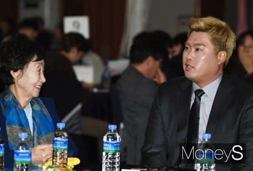 [머니S포토] 최영애 국가인권위원장과 류현진 선수
