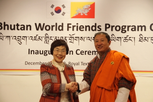 13일 부탄 수도 팀부에서 개최된 코이카의 부탄 월드프렌즈사무소(봉사단 사무소) 개소식에서 이미경 코이카 이사장(왼쪽)과 탄디 도르지 부탄 외교부장관이 악수를 하고 있다. /사진제공=코이카
