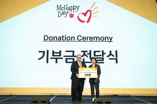 한국맥도날드의 조주연 사장(우)이 한국 RMHC 재단 제프리 존스 회장(좌)에게 기부금을 전달하고 있다. (제공=맥도날드)