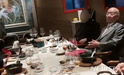 전씨와 12·12 사태 주역들이 지난 12일 강남에서 호화로운 점식식사를 하는 모습. /사진=뉴시스(정의당 제공 영상 캡처)    
